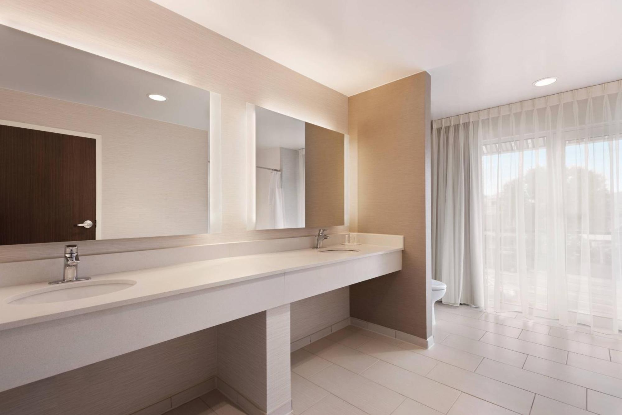 Fairfield Inn & Suites By Marriott Charlottesville Downtown/University Area Екстер'єр фото